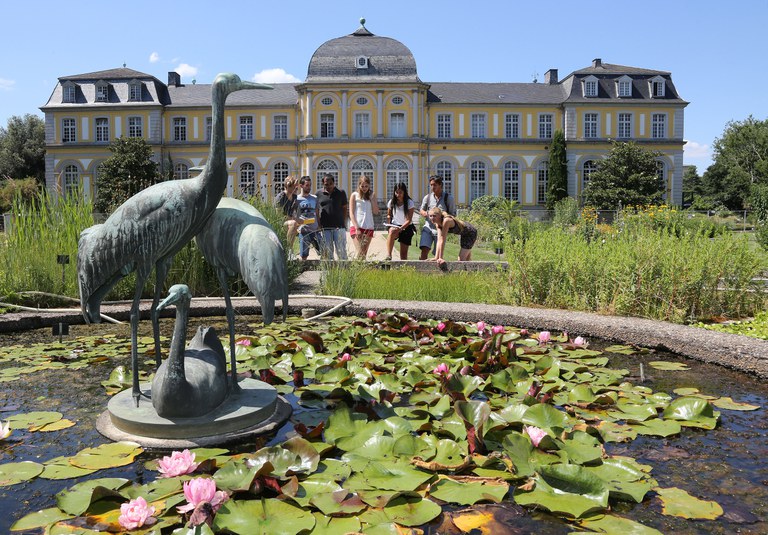 Studierende vor dem Poppelsdorfer Schloss mit Vögeln