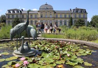 Studierende vor dem Poppelsdorfer Schloss mit Vögeln
