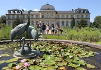 Studierende vor dem Poppelsdorfer Schloss mit Vögeln